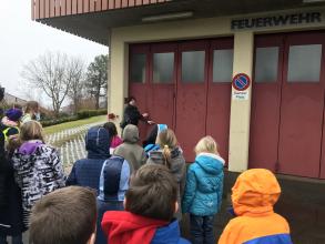 vor dem Feuerwehrlokal